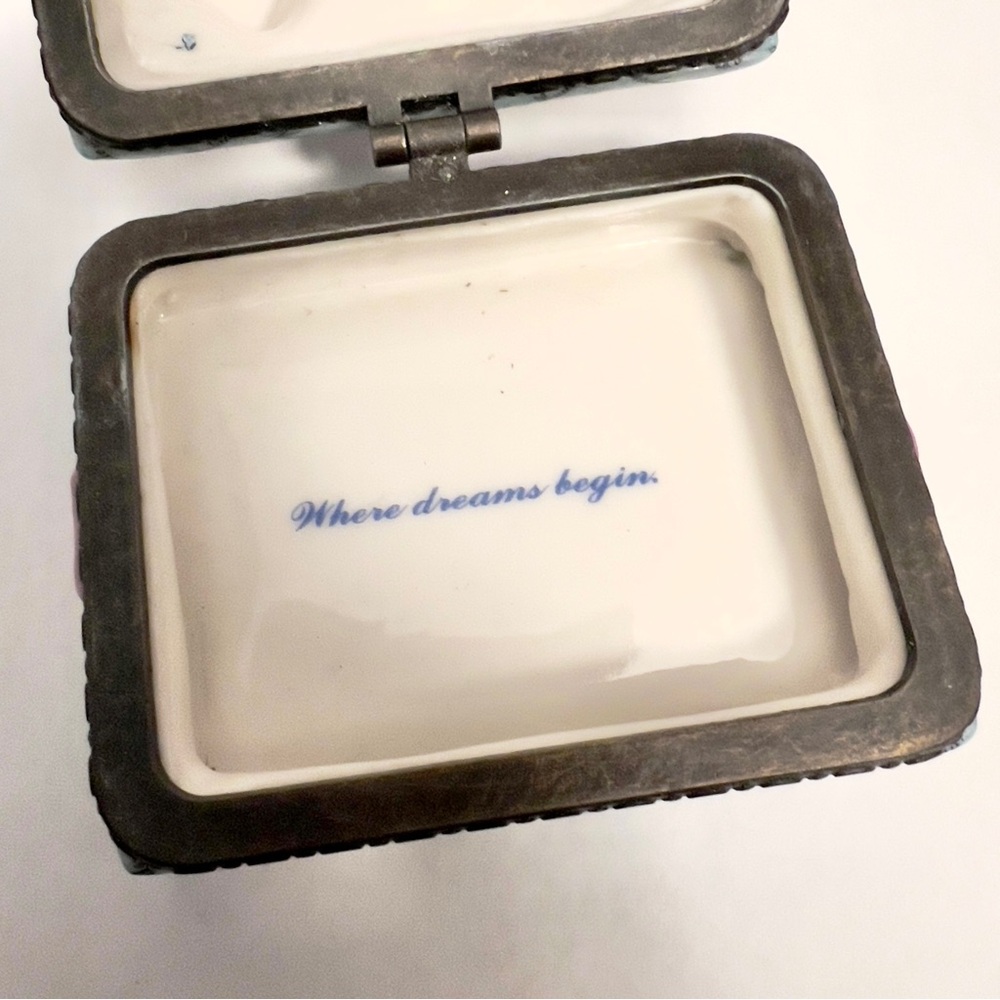 MADAME ALEXANDER Bow Circa 1999 Porcelain Hinged and Brass TRINKET BOX - Picture 5 of 5